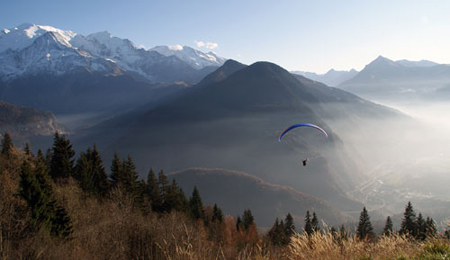 Xavier Pauget en parapente face au Mont Blanc